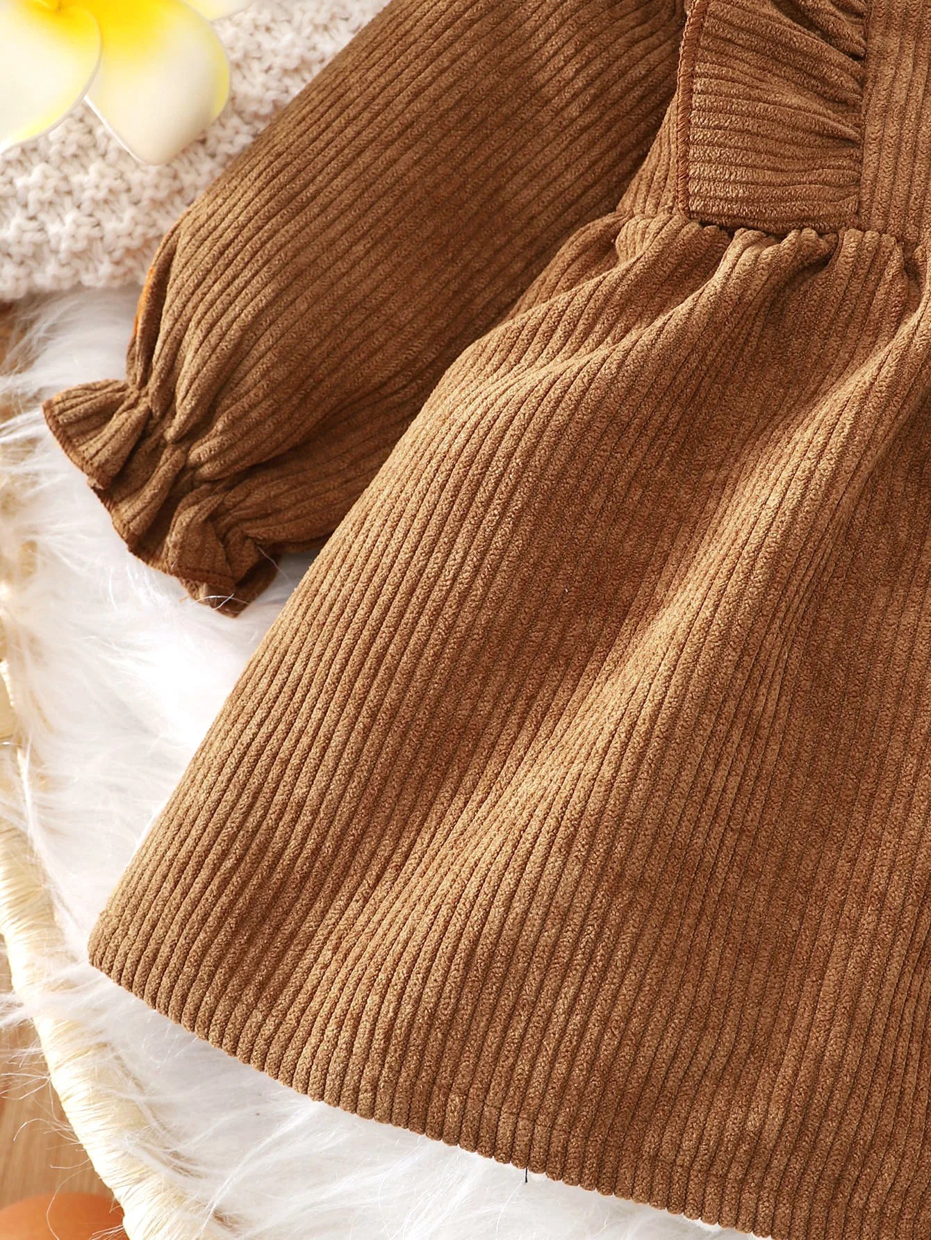 Baby girl autumn and winter fashion retro elegant exquisite comfortable dress.