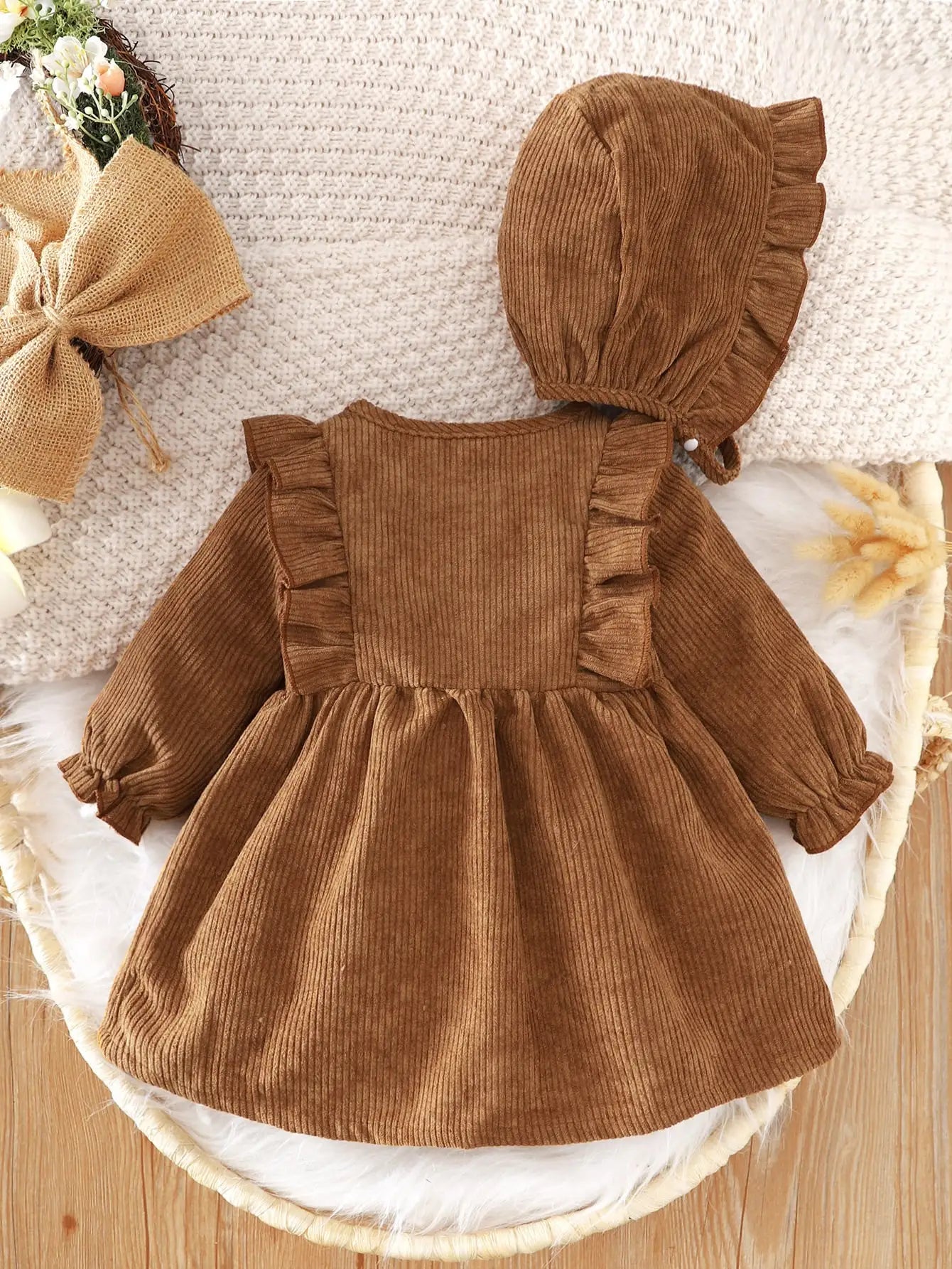 Baby girl autumn and winter fashion retro elegant exquisite comfortable dress.