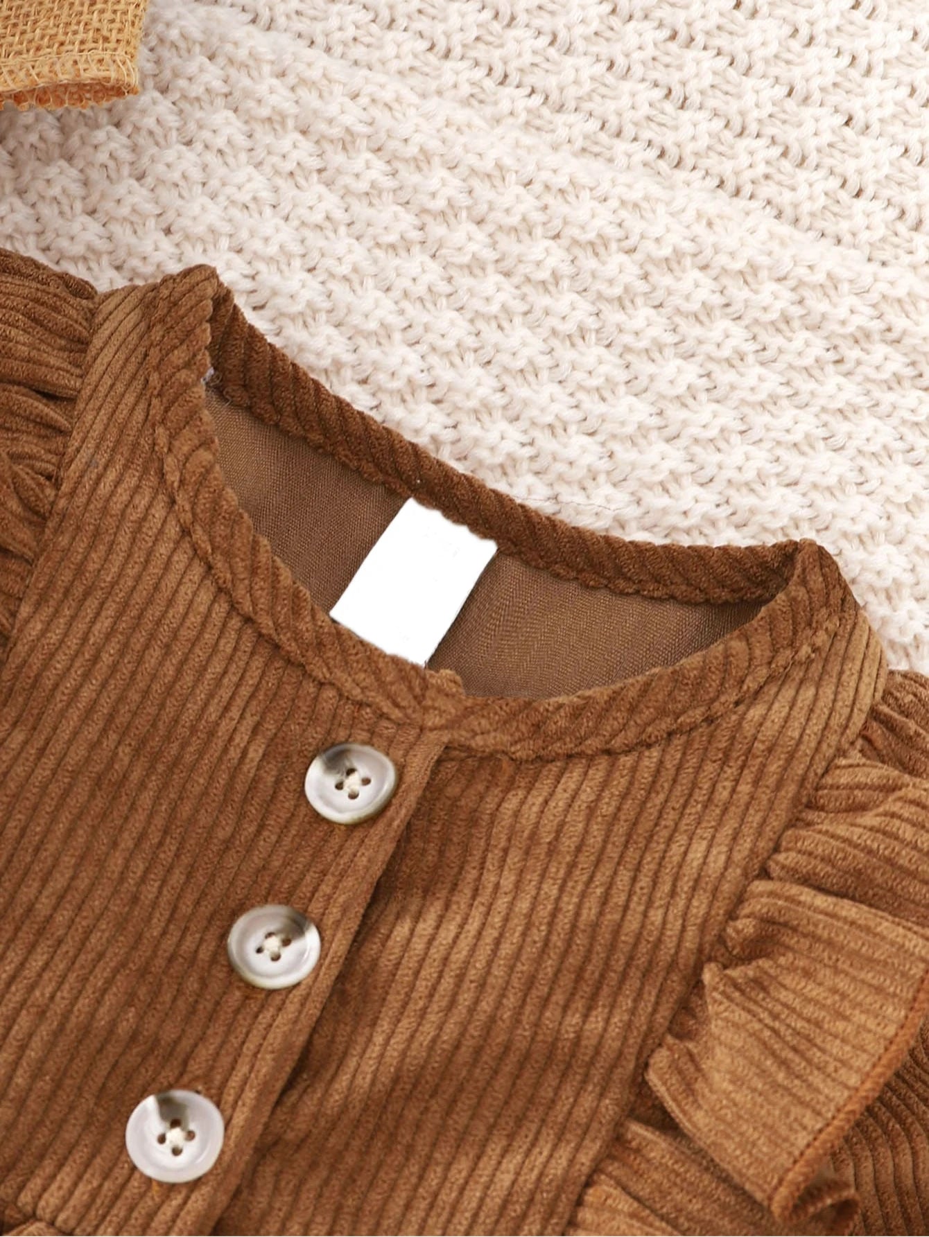 Baby girl autumn and winter fashion retro elegant exquisite comfortable dress.
